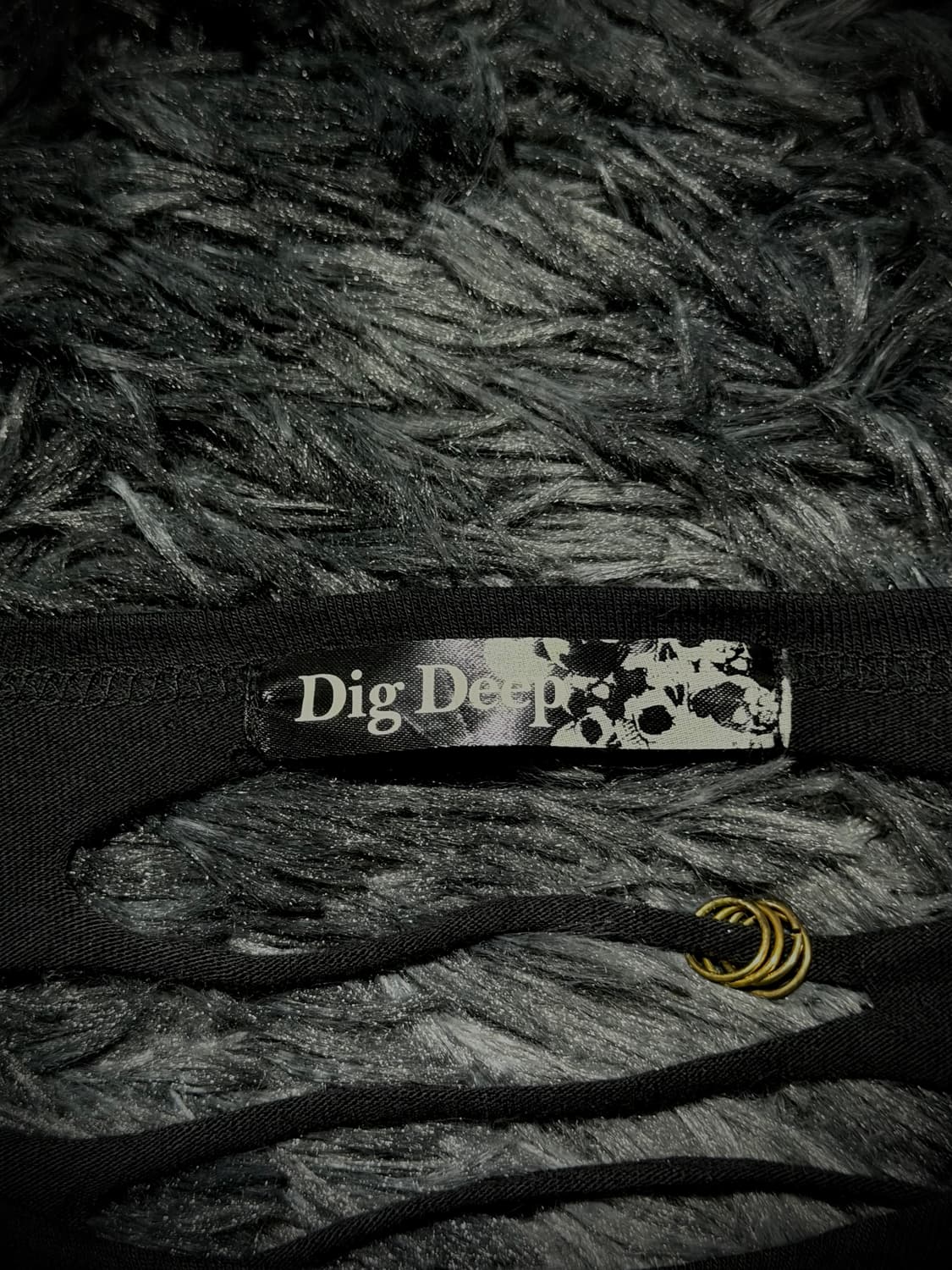 DIG DEEP 걸프린팅 고딕 레터링 슬래싱 디테일 블랙 반팔티 상품이미지9