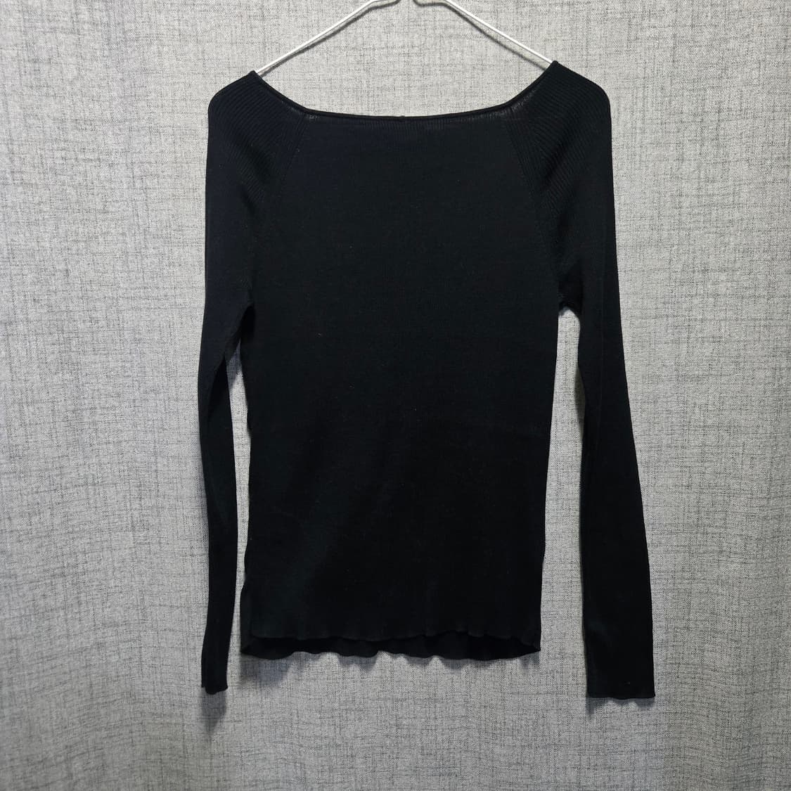 코스 쫀쫀티 블랙 V넥 긴팔 니트  상품이미지2