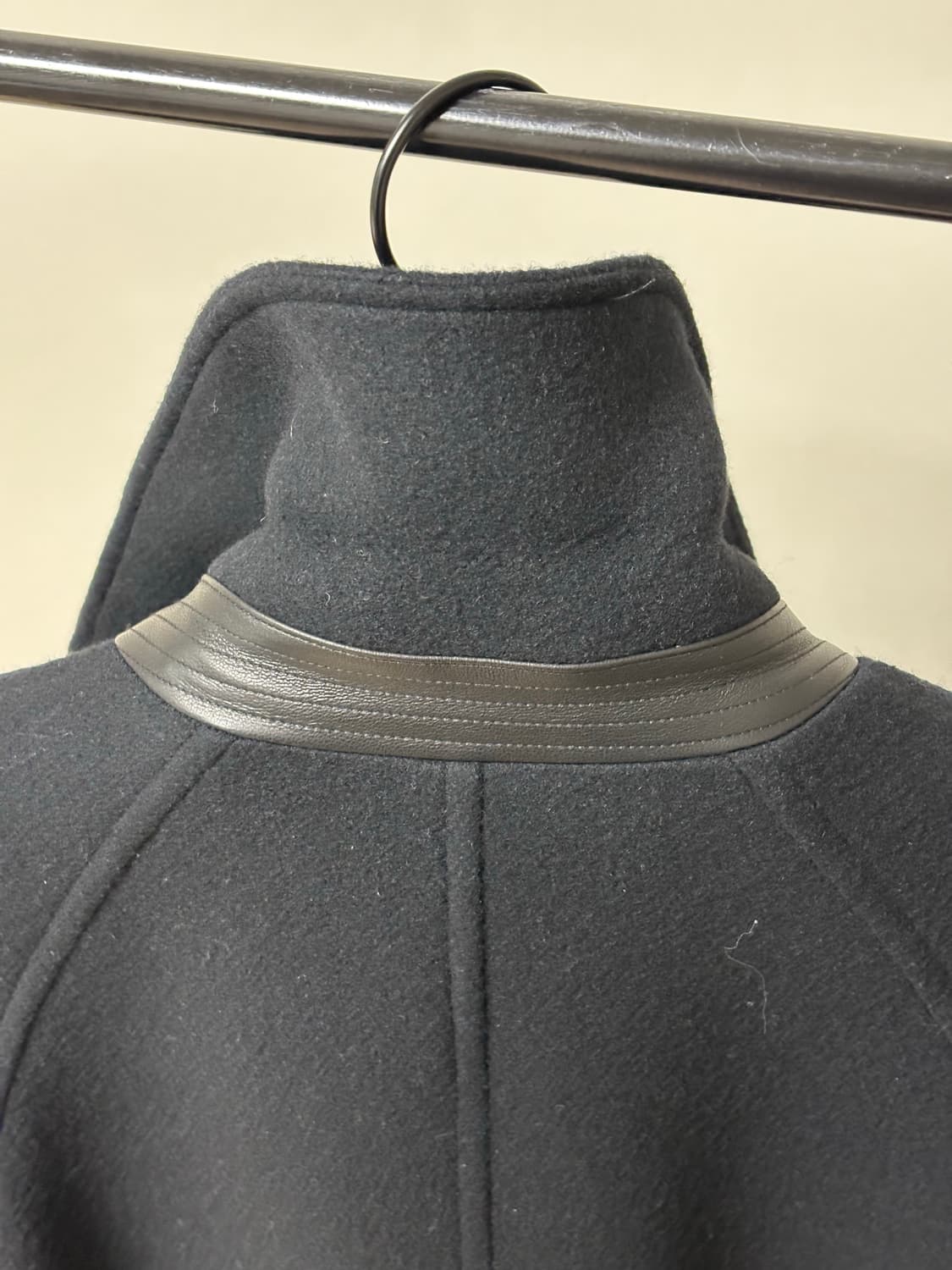 우드비 울 못사 레더 트림 코트 블랙 1사이즈 상품이미지4