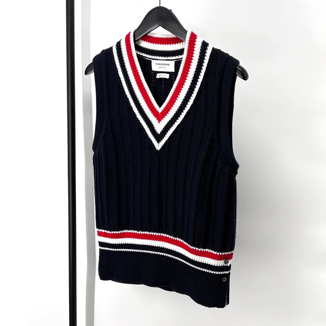 [22FW] 톰브라운 삼선 케이블 니트 베스트 조끼 (MKV060A) 상품이미지2