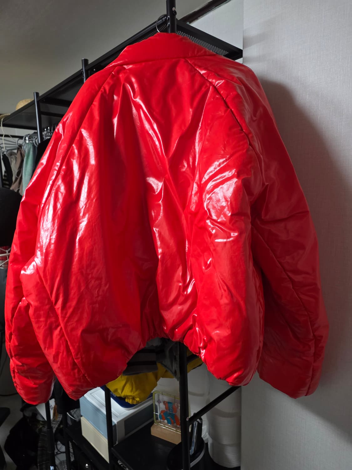 Yeezy gap 레드 유광 패딩 상품이미지5