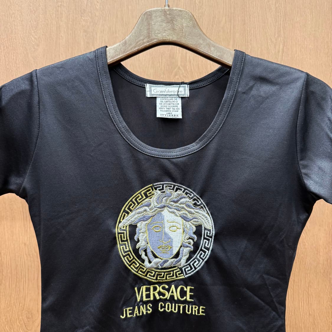 베르사체 진스 꾸뛰르 메두사 로고 자수 반팔 티셔츠 슬림핏 블랙 상품이미지4