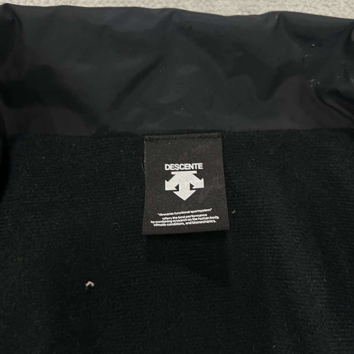 데상트 화이트/블랙 바람막이 자켓 L 상품이미지2