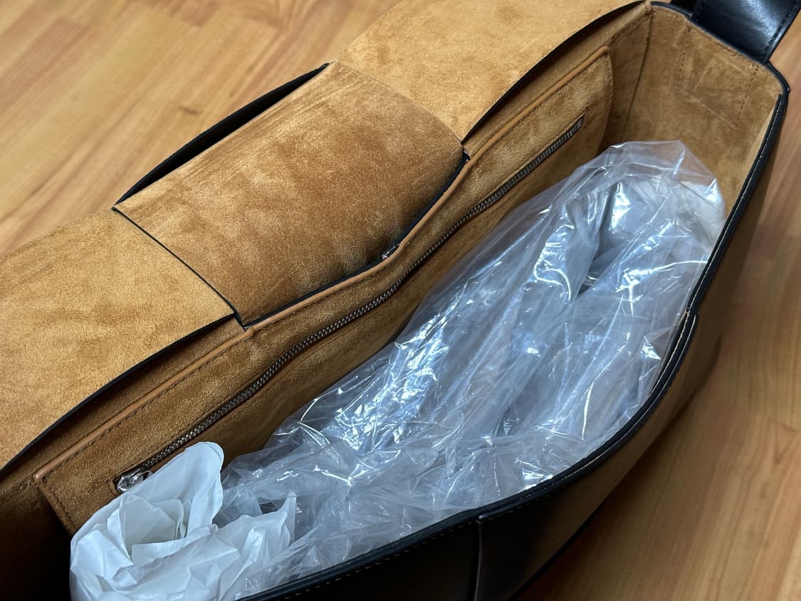 [정품] 보테가베네타 레더 카세트 크로스바디백 블랙 상품이미지4