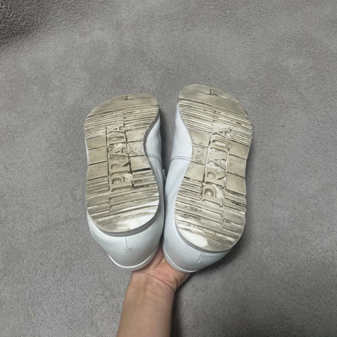 285) 프라다 스포츠 레더 로고 스니커즈 화이트 상품이미지7