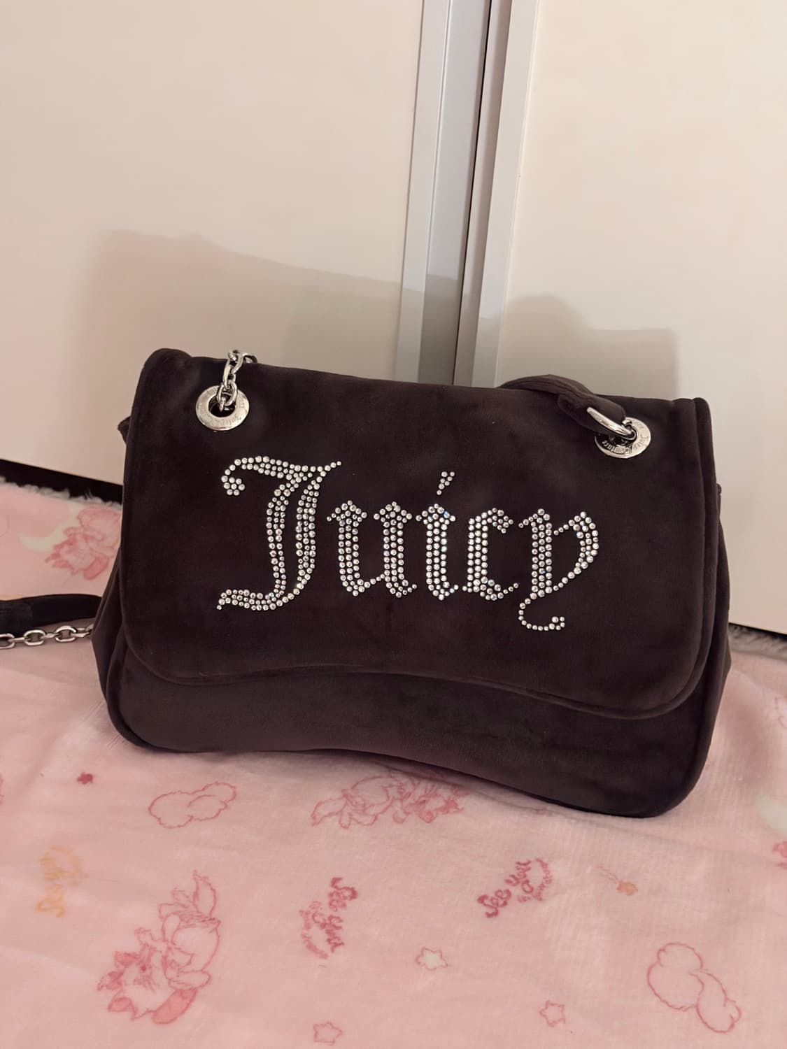 쥬시꾸뛰르 벨벳 스톤 체인 숄더백/크로스백 브라운 상품이미지1