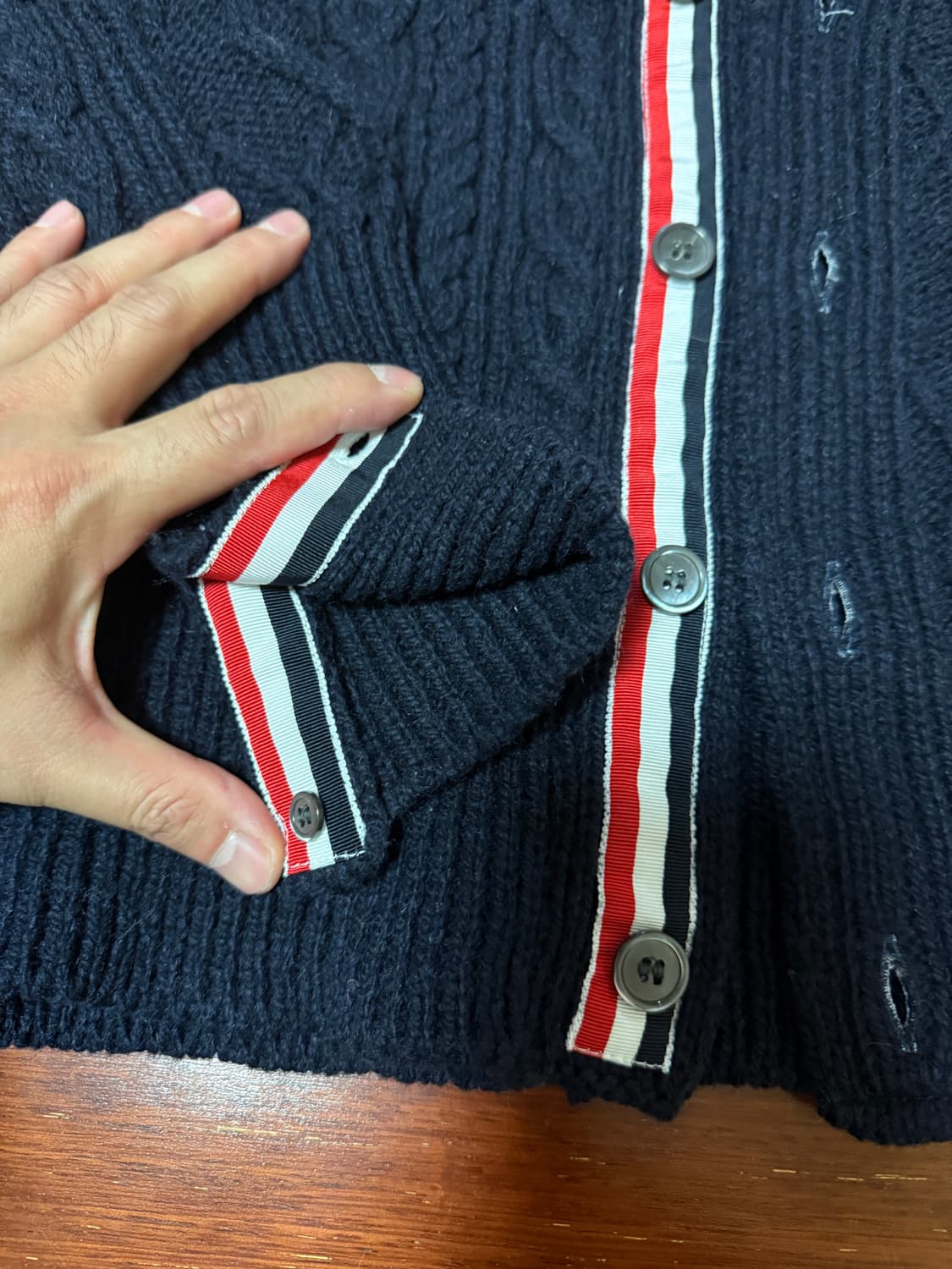톰브라운  4바 스트라이프 아란 케이블 도니골 울 가디건 2사이즈 판매 상품이미지3
