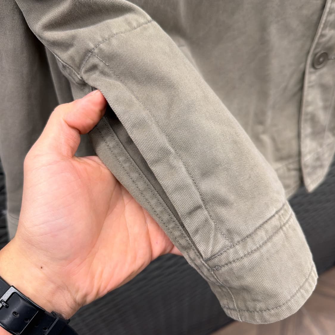 칼하트 밀리터리 라이트 워크자켓 어깨견장 플랩포켓 디테일 상품이미지6