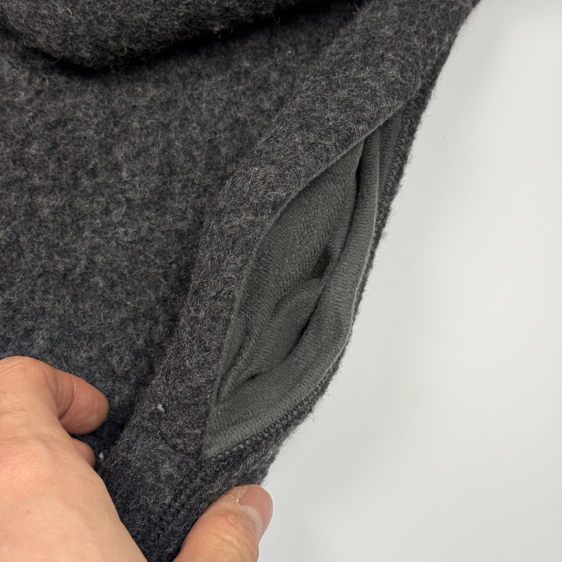 (107) 마카 울 플리스 크루넥 차콜 상품이미지7