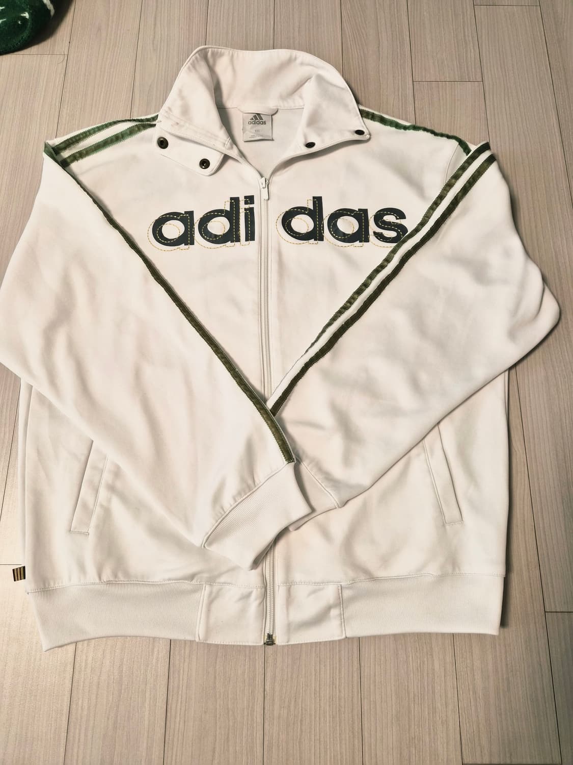 [정품] 아디다스 올드스쿨 빅로고 트랙탑 (화이트/카키) 상품이미지1