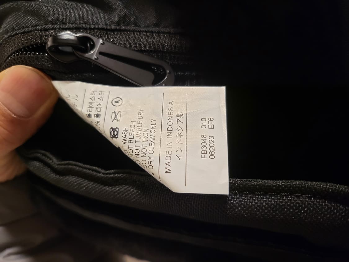 나이키 스우시 퍼 미니 크로스백 상품이미지4