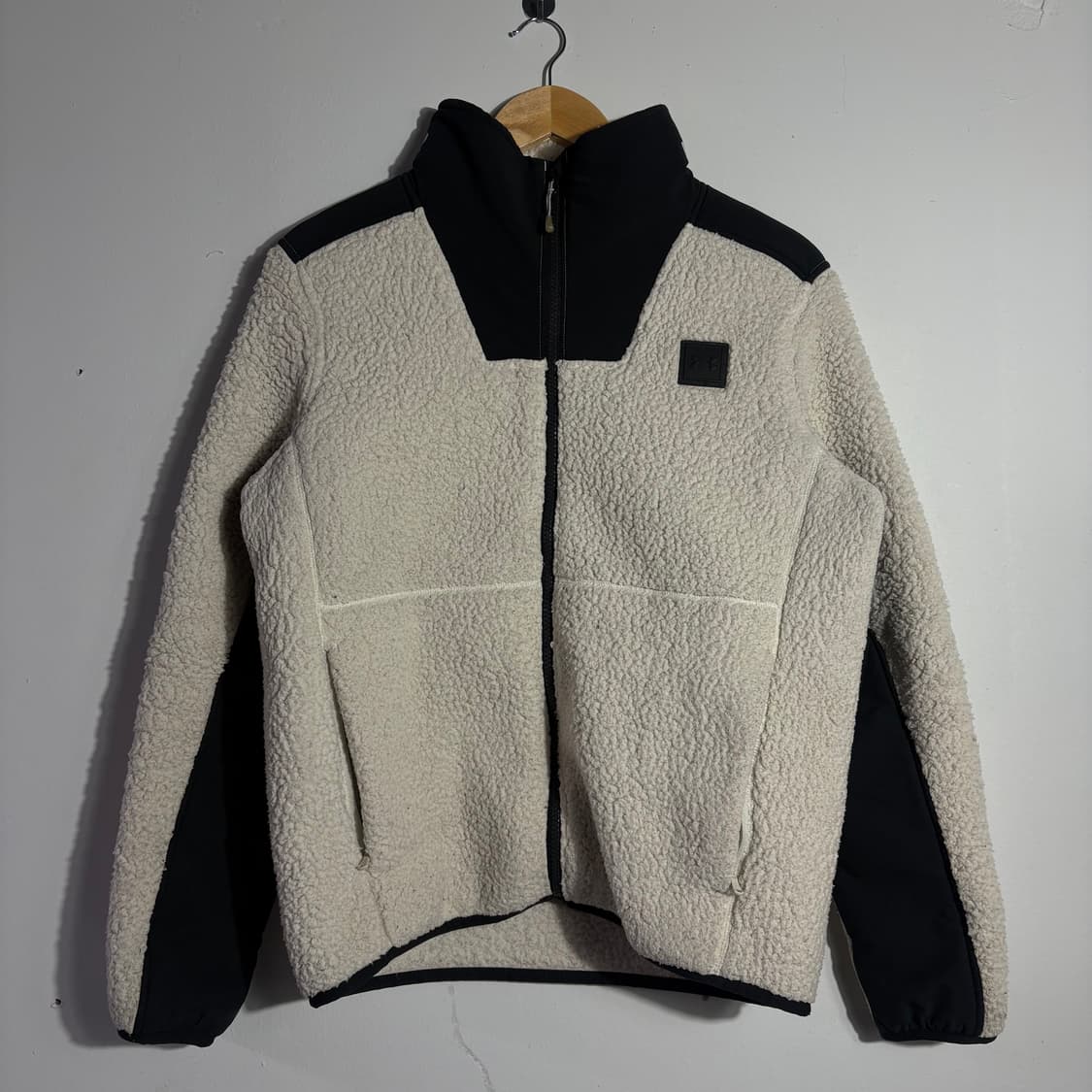 언더아머 오프화이트&블랙 배색 보아 플리스 패딩 집업 자켓 (무료배송) 상품이미지1