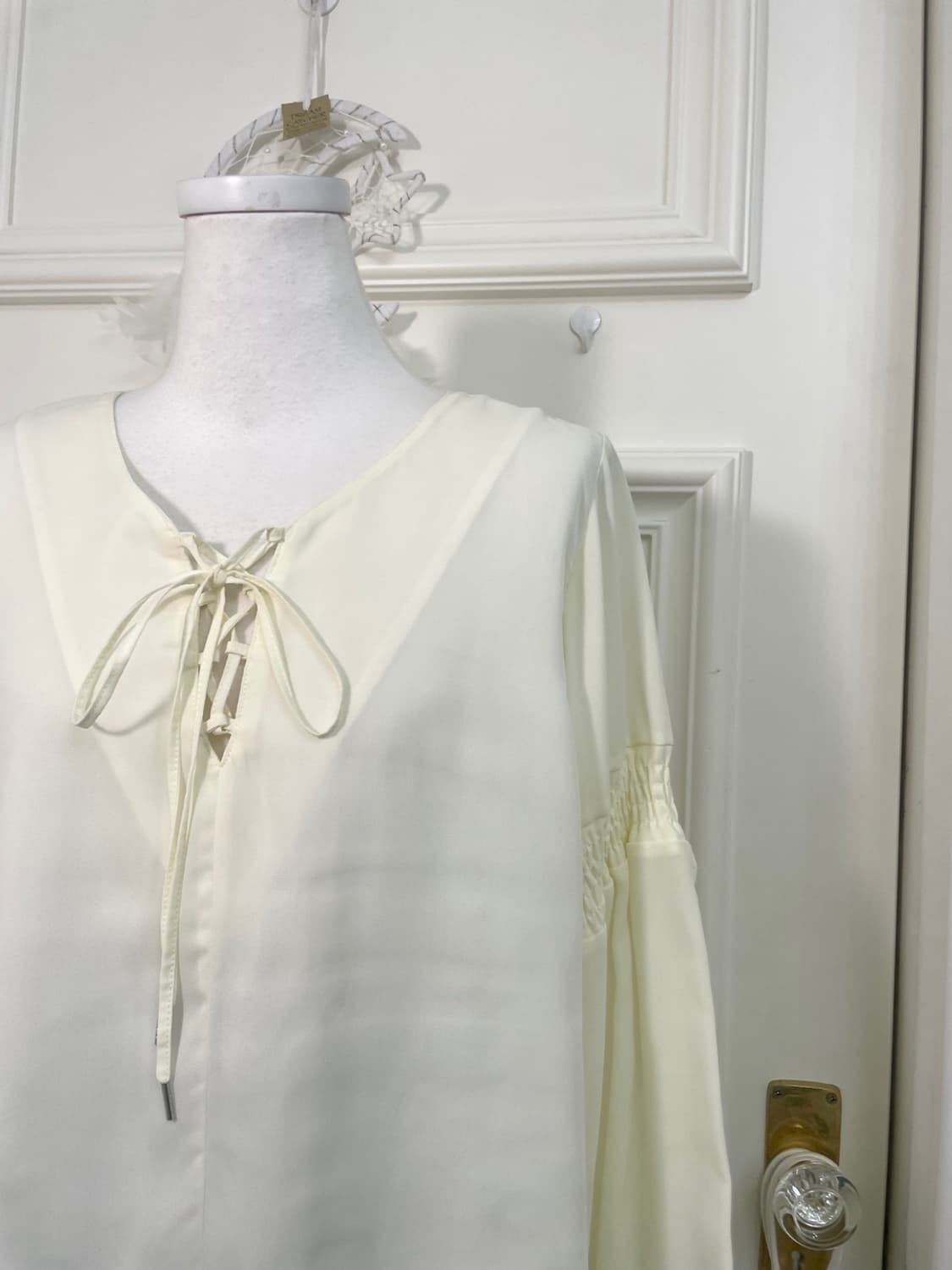 cream ivory lace-up sleeve shirring over 상품이미지8