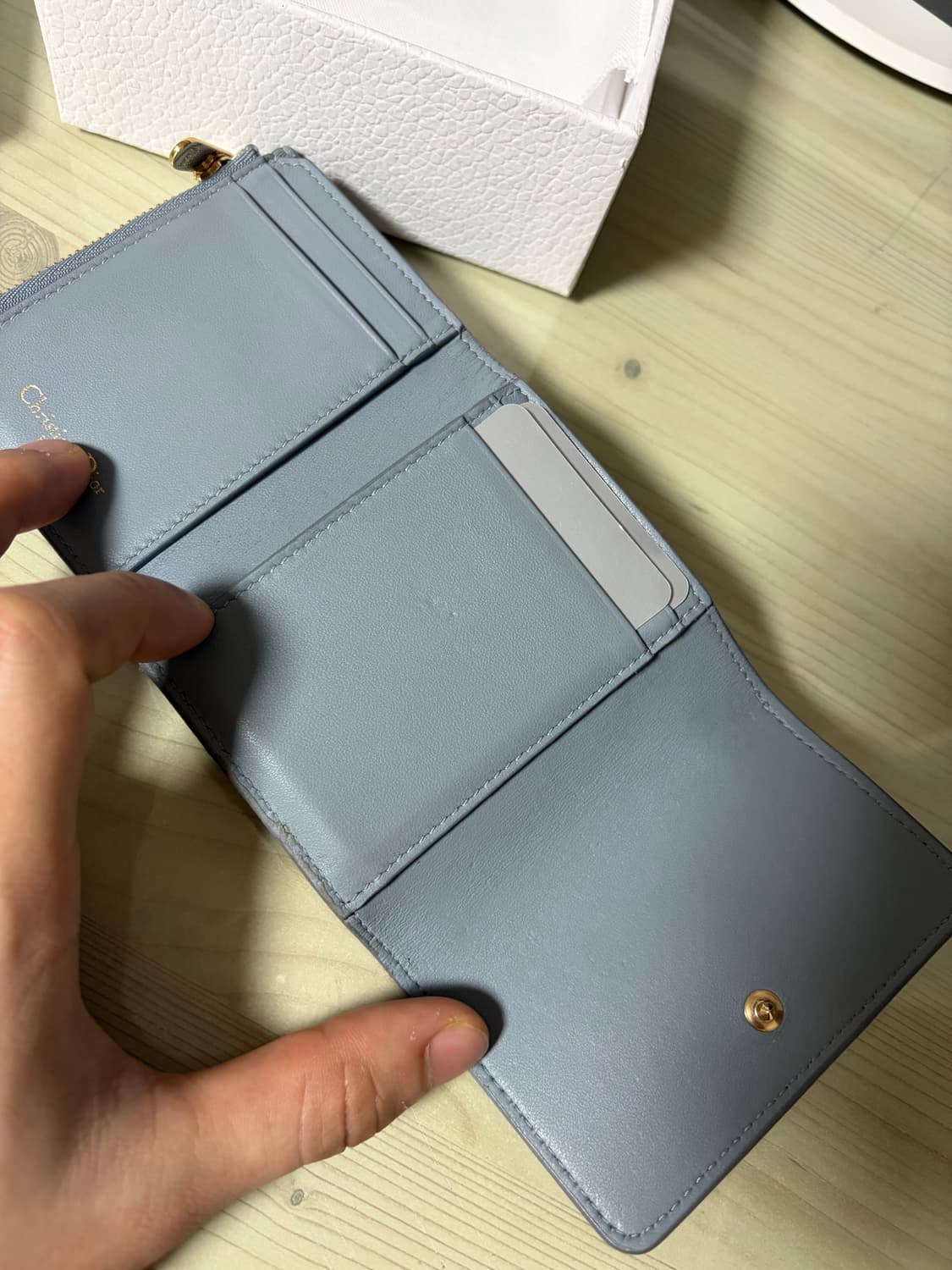 디올 30 몽테인 로터스 지갑 그레인드 카프스킨 클라우드 블루 상품이미지3