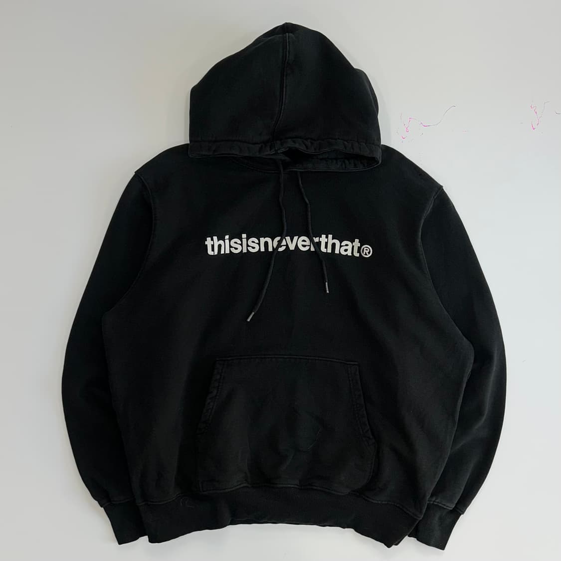 Thisisneverthat 디스이즈네버뎃 화이트로고 블랙후드티 상품이미지3