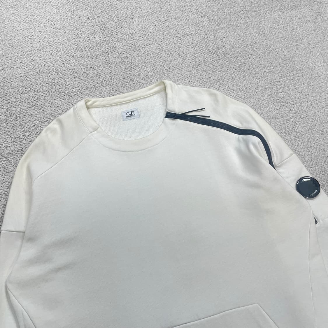 C.P 컴퍼니 렌즈 와펜 사선 크루넥 맨투맨 화이트 상품이미지2