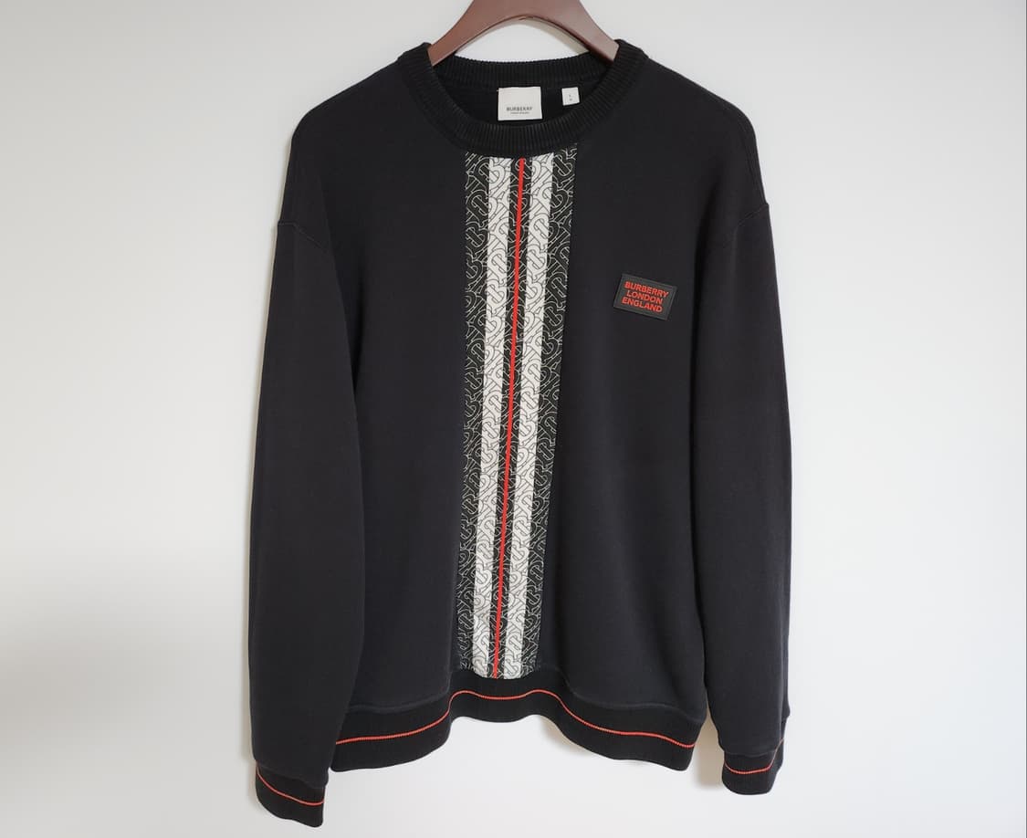 [L] 버버리 블랙 로고 TB 모노그램 맨투맨 8026939 상품이미지1