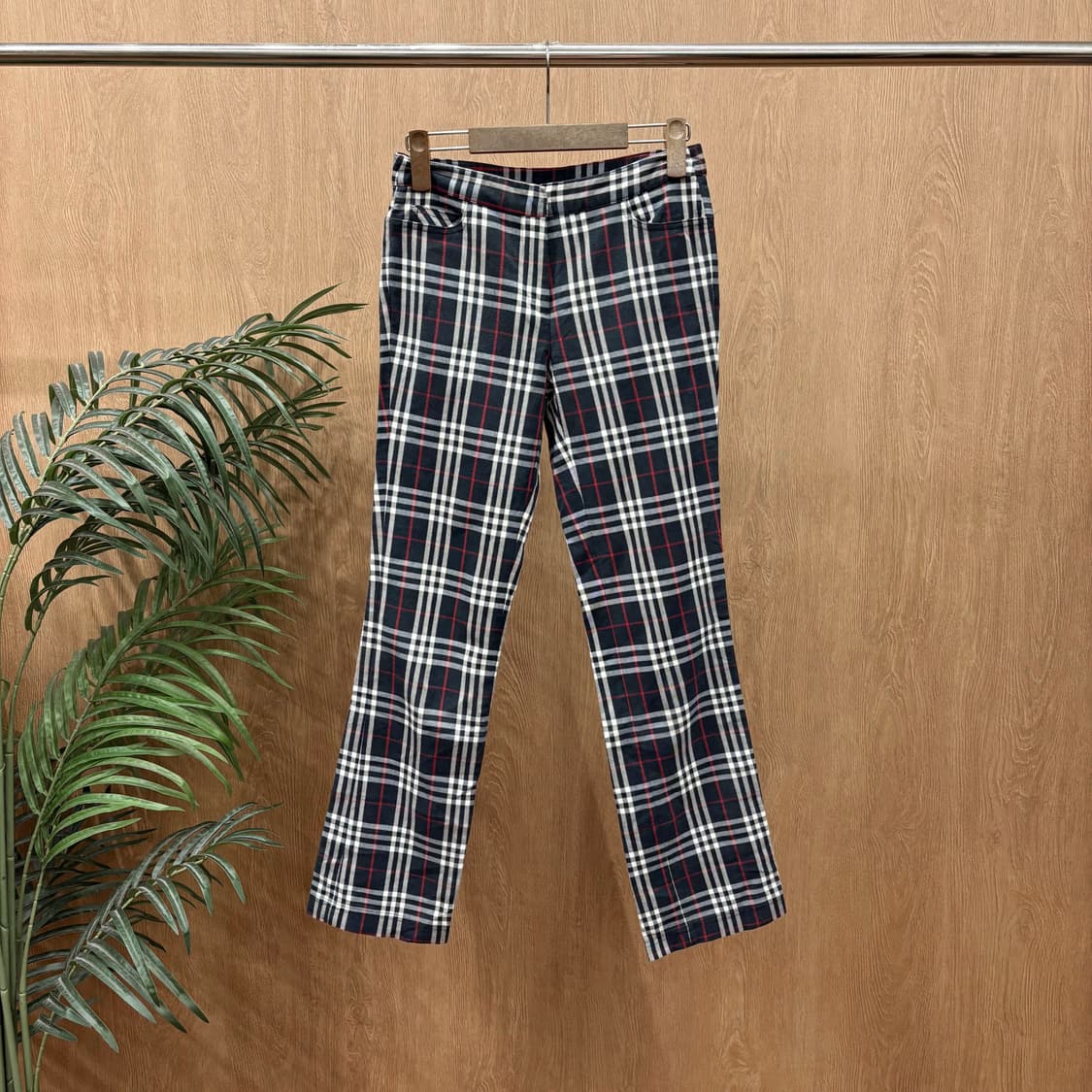 버버리 런던 노바 체크 스트레이트 팬츠 플랩 포켓 백 포켓 디테일 블랙 상품이미지1