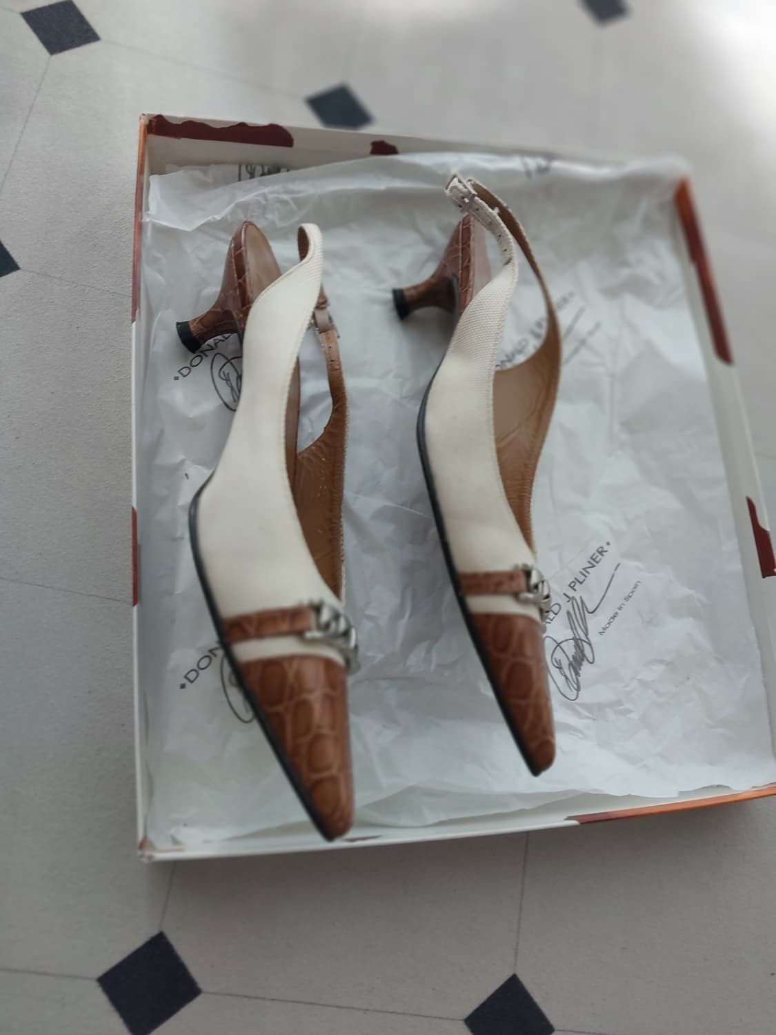 스튜어트 와이츠먼 슬링백 상품이미지2