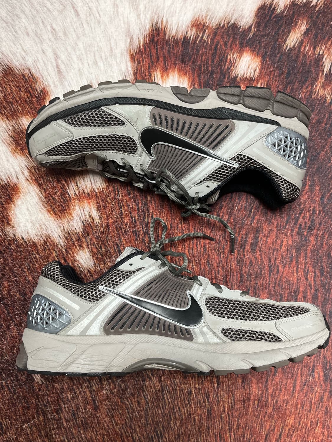 [300] 나이키 줌 보메로 5 칼리지 그레이 케이브 스톤 상품이미지2