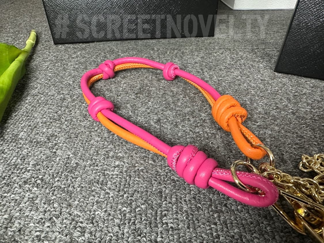 프라다 로봇 백참 핑크 상품이미지5