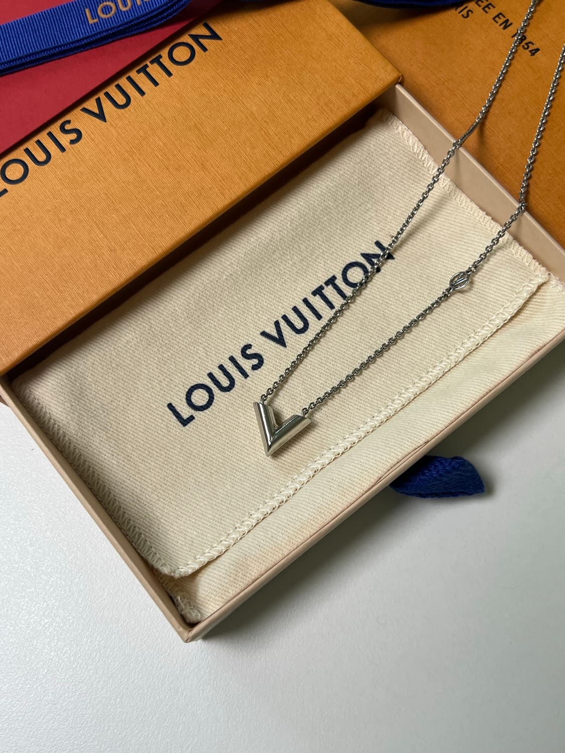 [정품] 루이비통 에센셜 V 목걸이 실버 상품이미지2
