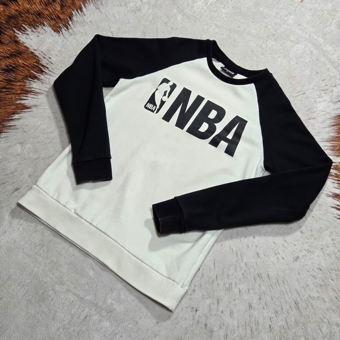 NBA 블랙 화이트 배색 맨투맨 상품이미지1