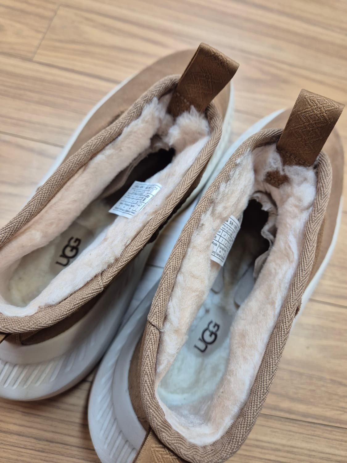 브라운 색상 UGG 어그 워커 판매합니다. 사이즈는 260mm이고, 남성 상품이미지7