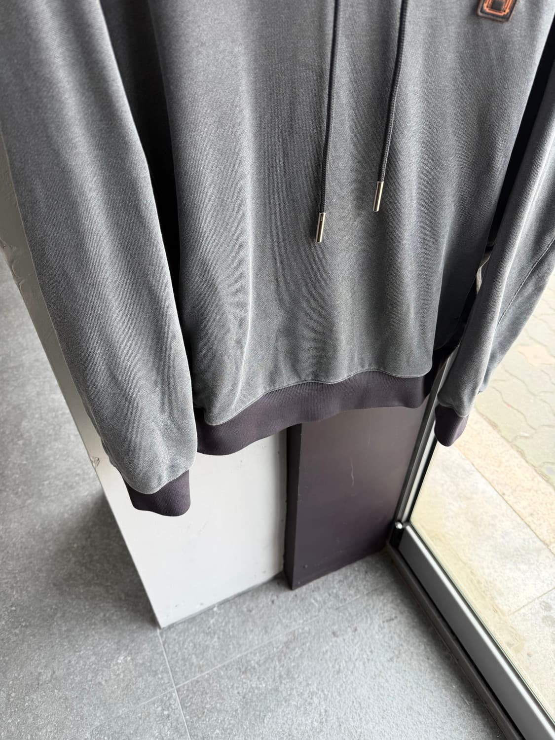 46/ 솔리드옴므 가먼트다잉 백로고 후드티 상품이미지4