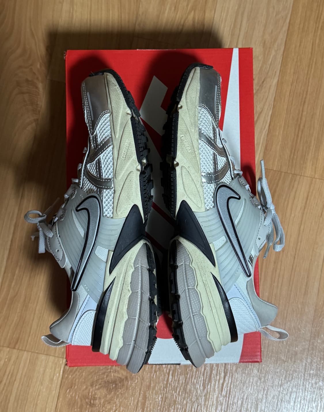 [265] 나이키 V2K런 서밋화이트 메탈릭 실버 상품이미지4