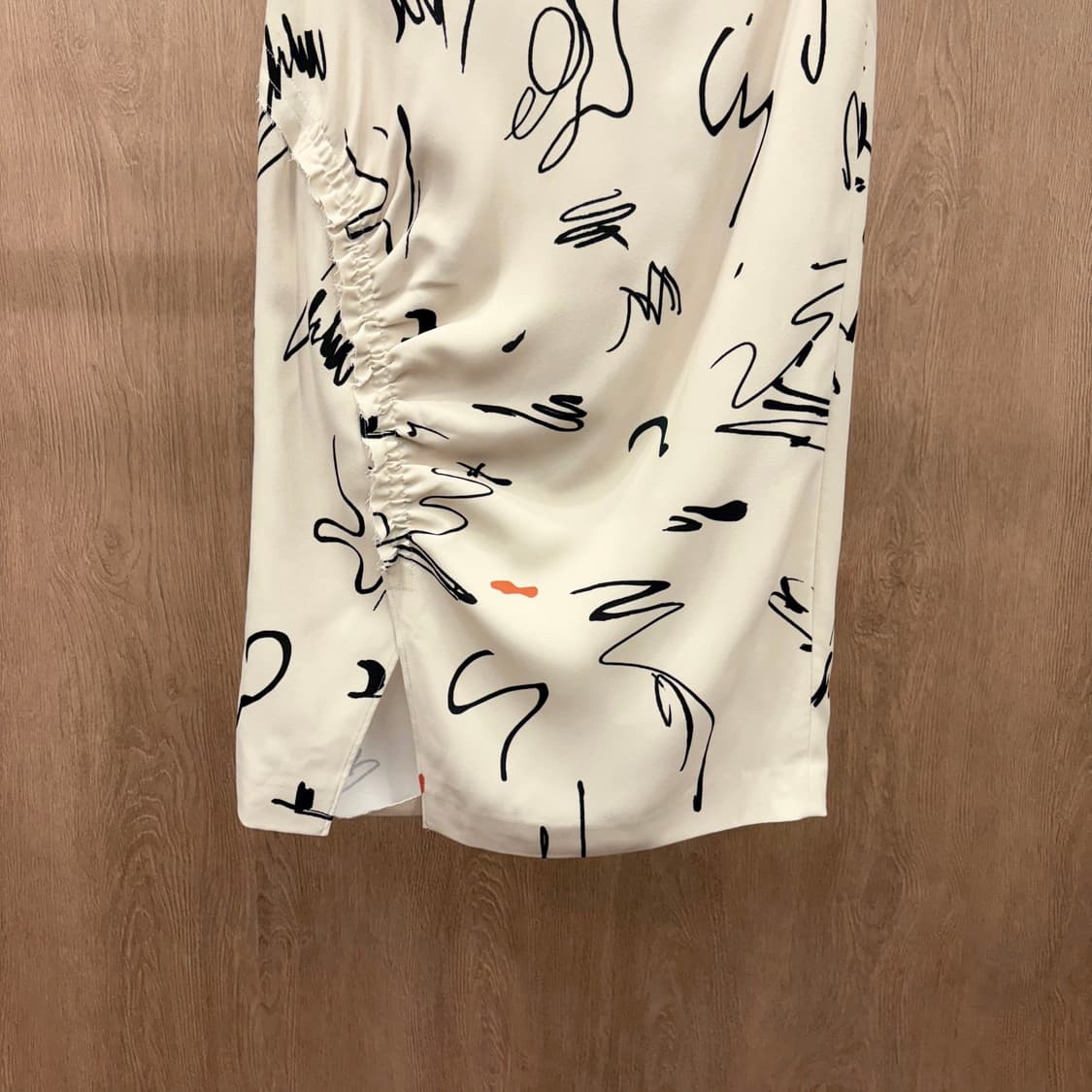 주느세콰 미디 스커트 아트 드로잉 프린트 패턴 셔링 슬릿 디테일 아이보리 상품이미지5