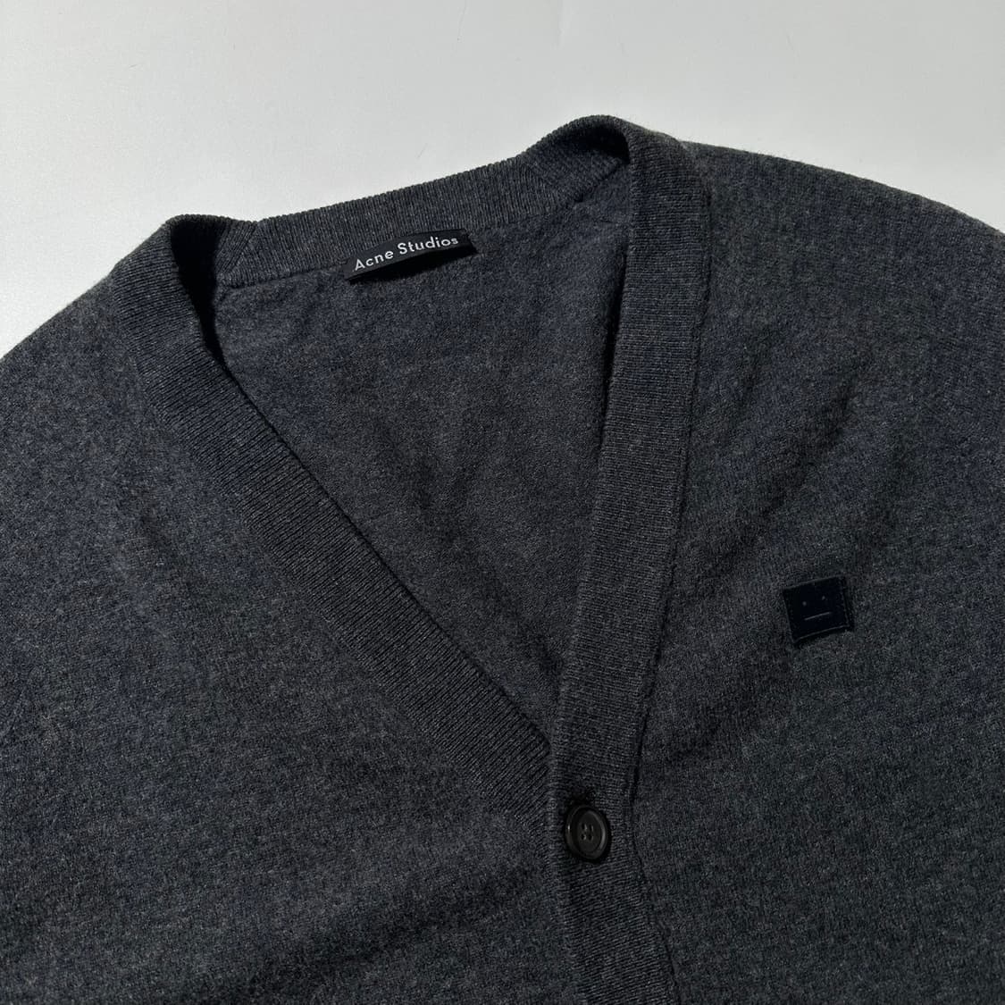 아크네 스튜디오 울 페이스 로고 패치 니트 가디건 상품이미지3