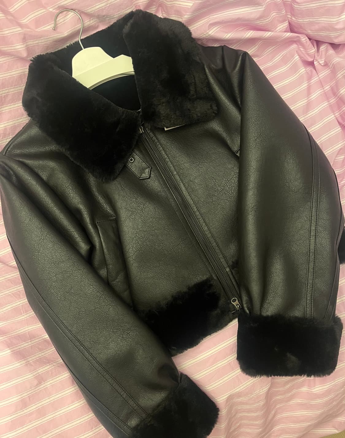 보헴서 HIGH NECK SHORT MUSTANG IN BLACK 상품이미지3