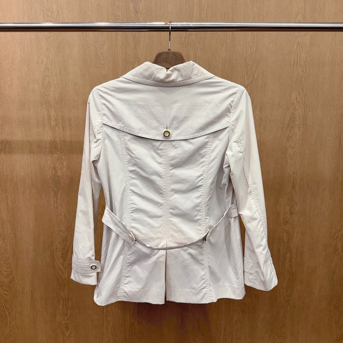 버버리 런던 싱글 자켓 노바체크 안감 3버튼 디테일 화이트 상품이미지3