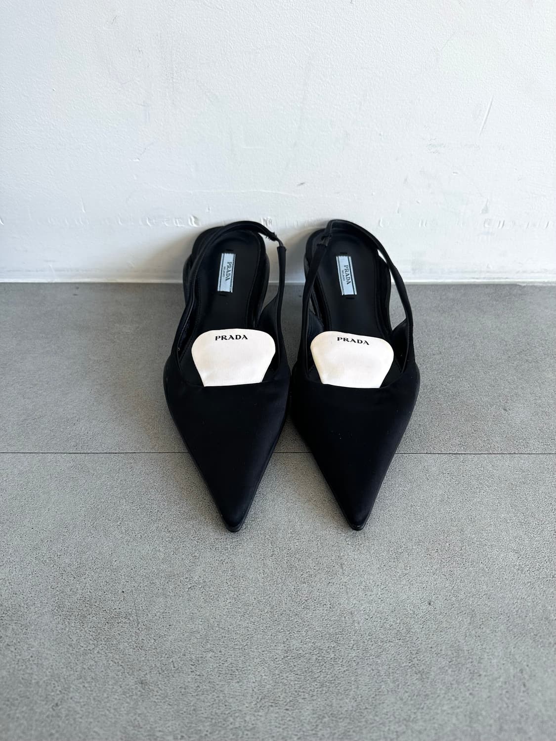 프라다 브러시드 나일론 블랙 나이프힐 슬링백 상품이미지2