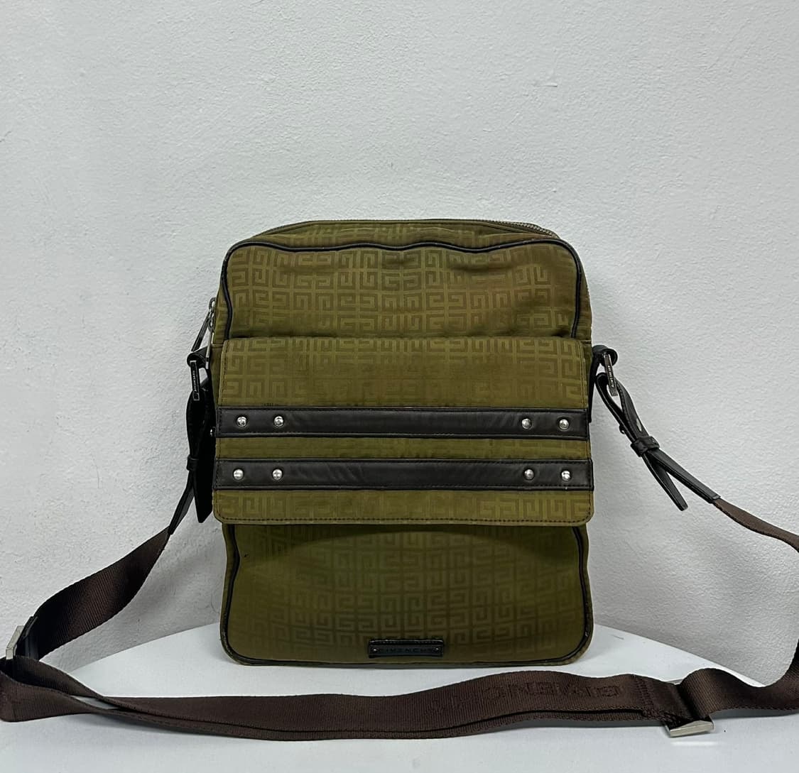 지방시 모노그램 크로스백 상품이미지1