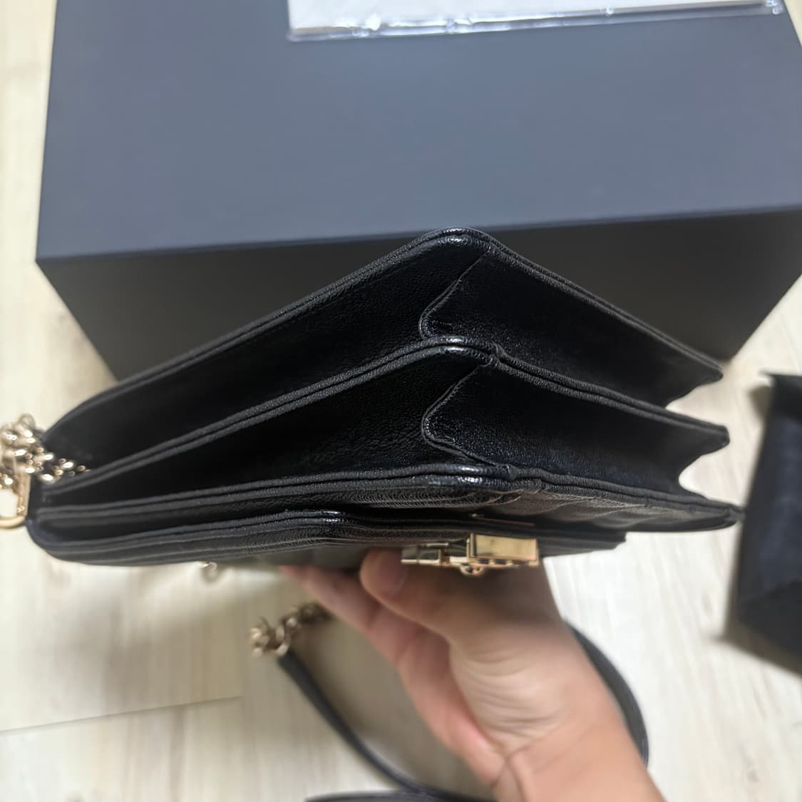 [백화점판/새상품급] 샤넬 캐비어 보이 플랩 사첼 백 상품이미지6