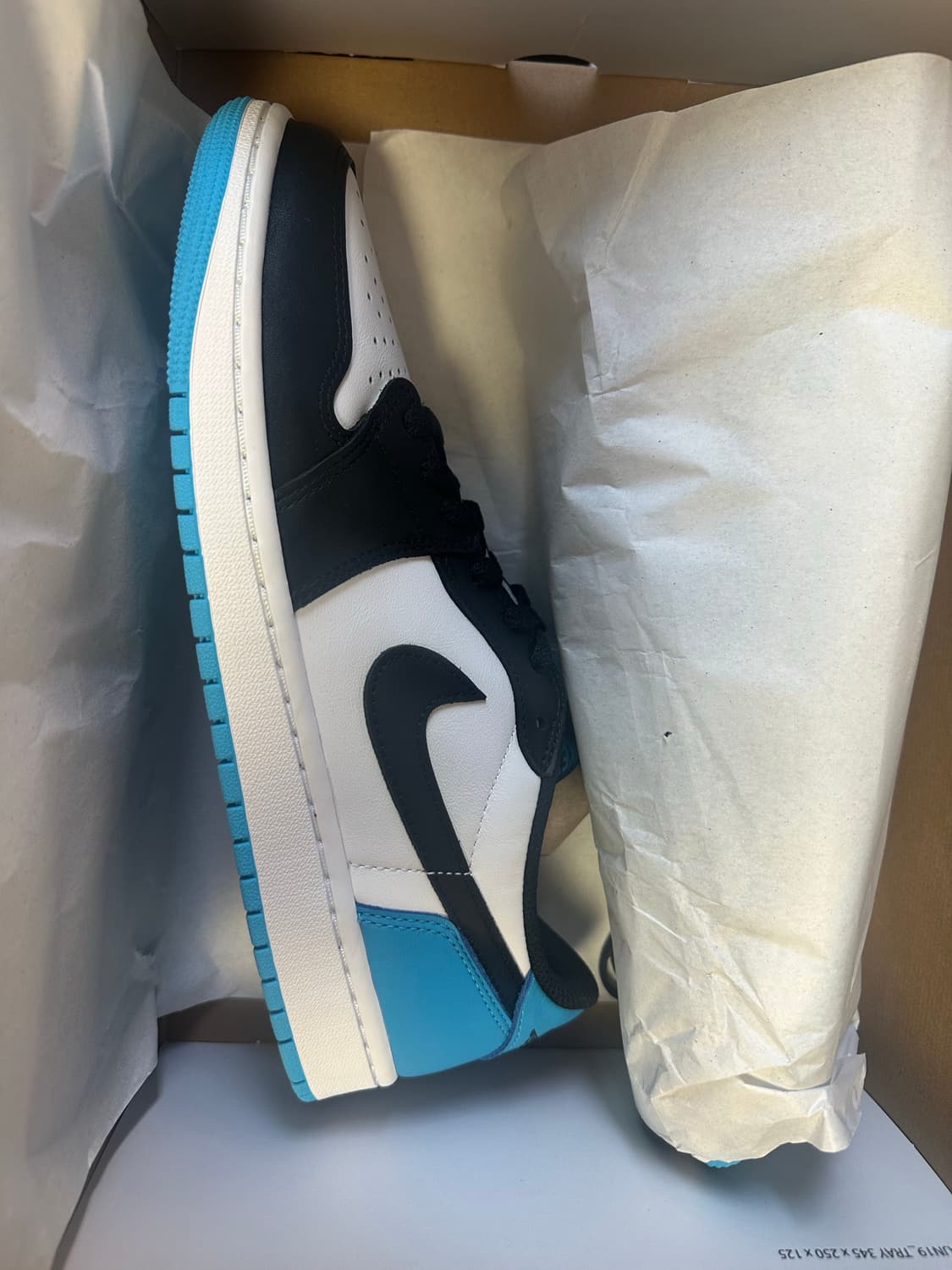 조던 1 레트로 로우 OG 블랙 앤 다크 파우더 블루 상품이미지1