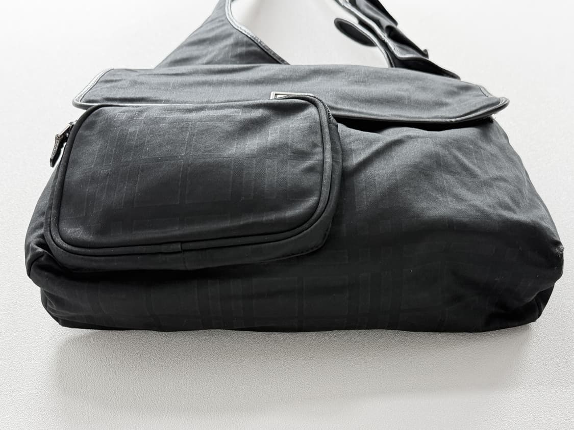 버버리 나일론 슬링 크로스백 블랙 상품이미지5