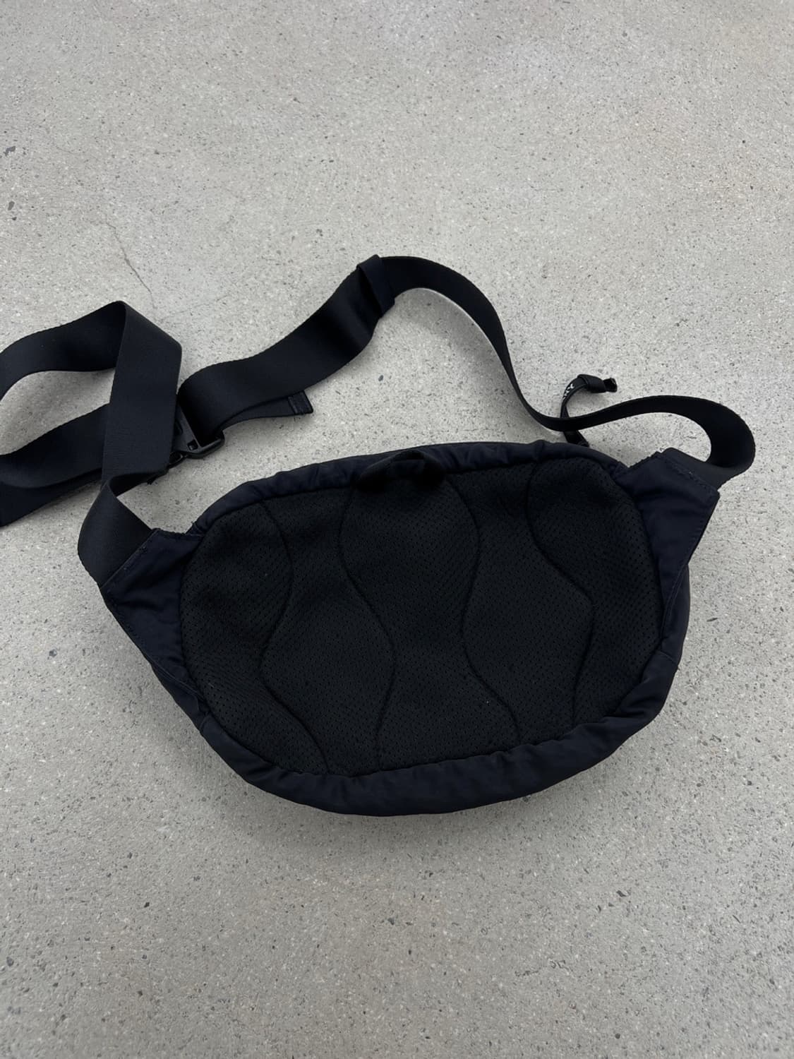 CP컴퍼니 24FW 렌즈와펜 크로스바디 슬링백 상품이미지4