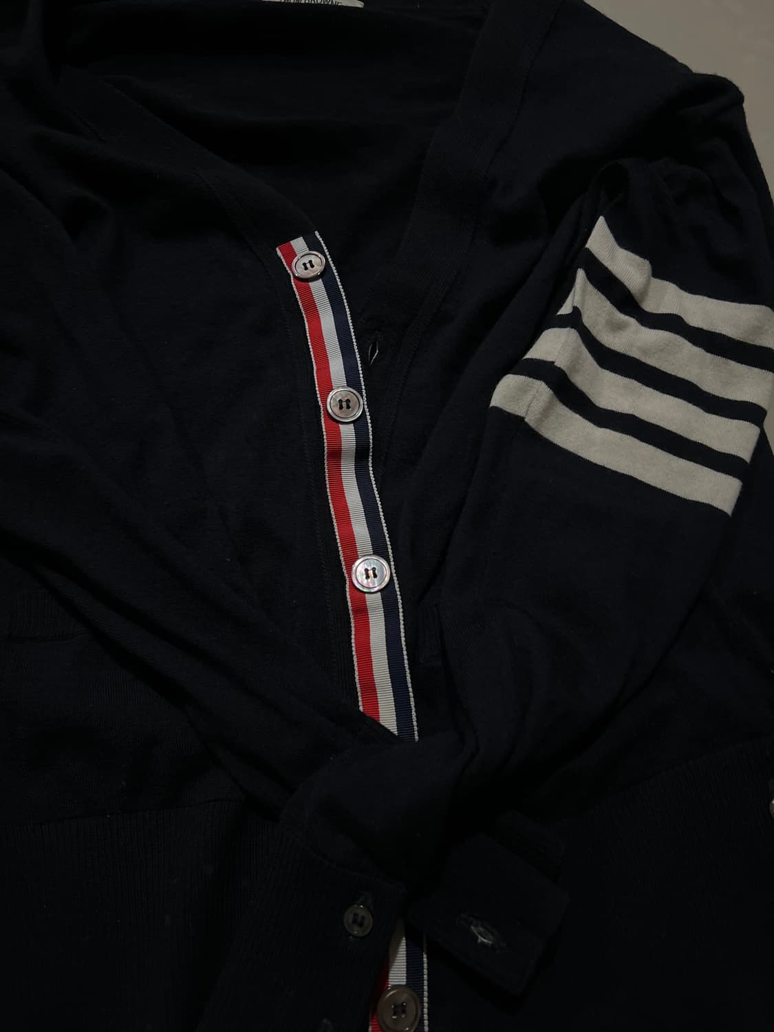 톰브라운 가디건 네이비 상품이미지1