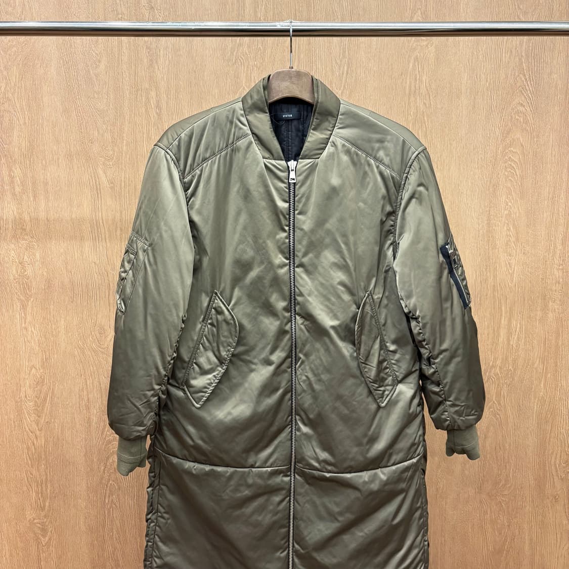 시스템 롱 패딩 자켓 미니멀 밀리터리 투웨이 소매 지퍼 포켓 디테일 카키 상품이미지4