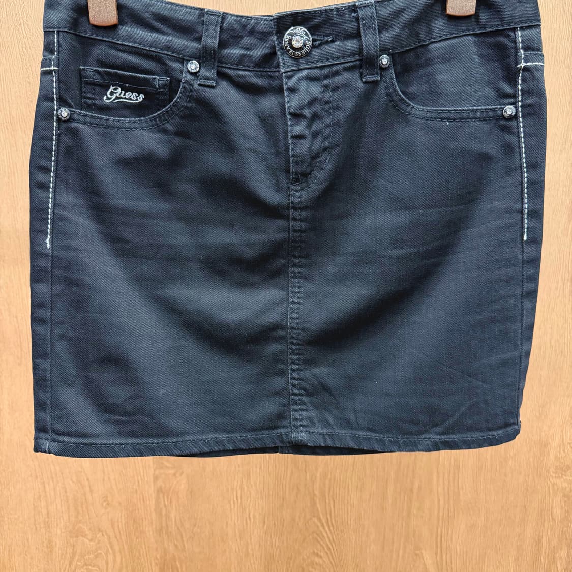 게스 진스 코튼 미니 스커트 로고 레터링 자수 큐빅 장식 H라인 블랙 상품이미지4