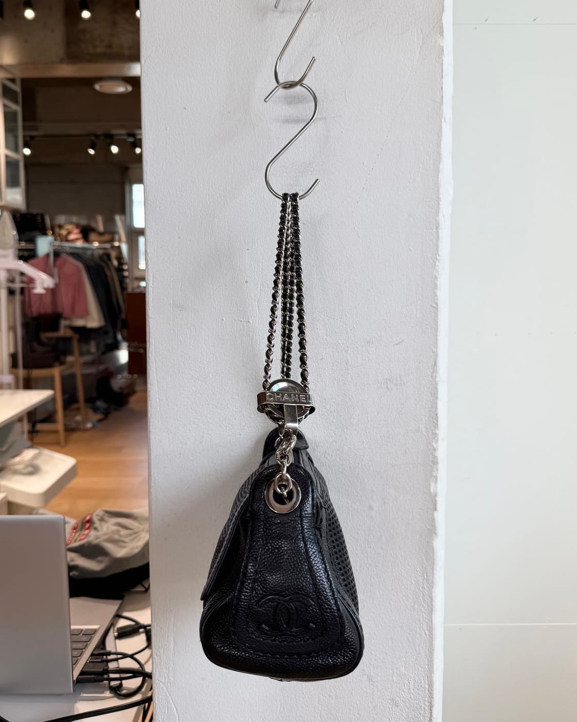 샤넬 블랙 05 퍼포레이티드 캐비어 스킨 퓰리 숄더백 상품이미지6