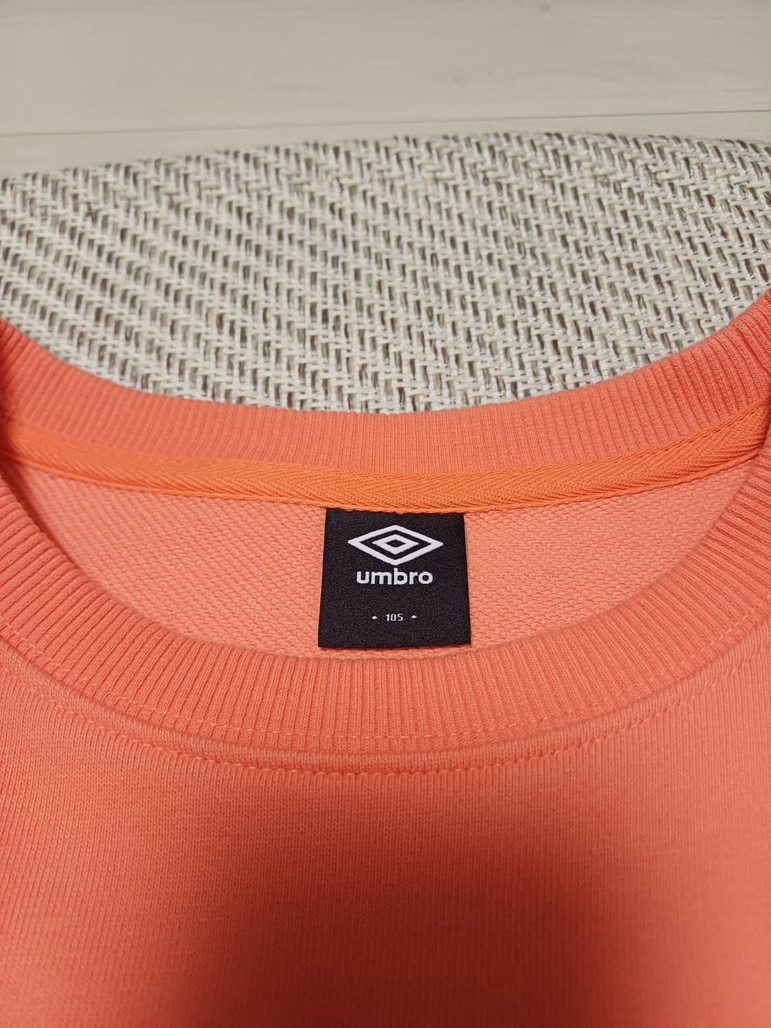 [105/XL] 엄브로 에센셜 스몰로고 와플 맨투맨 - 코랄 (세미크롭 상품이미지2