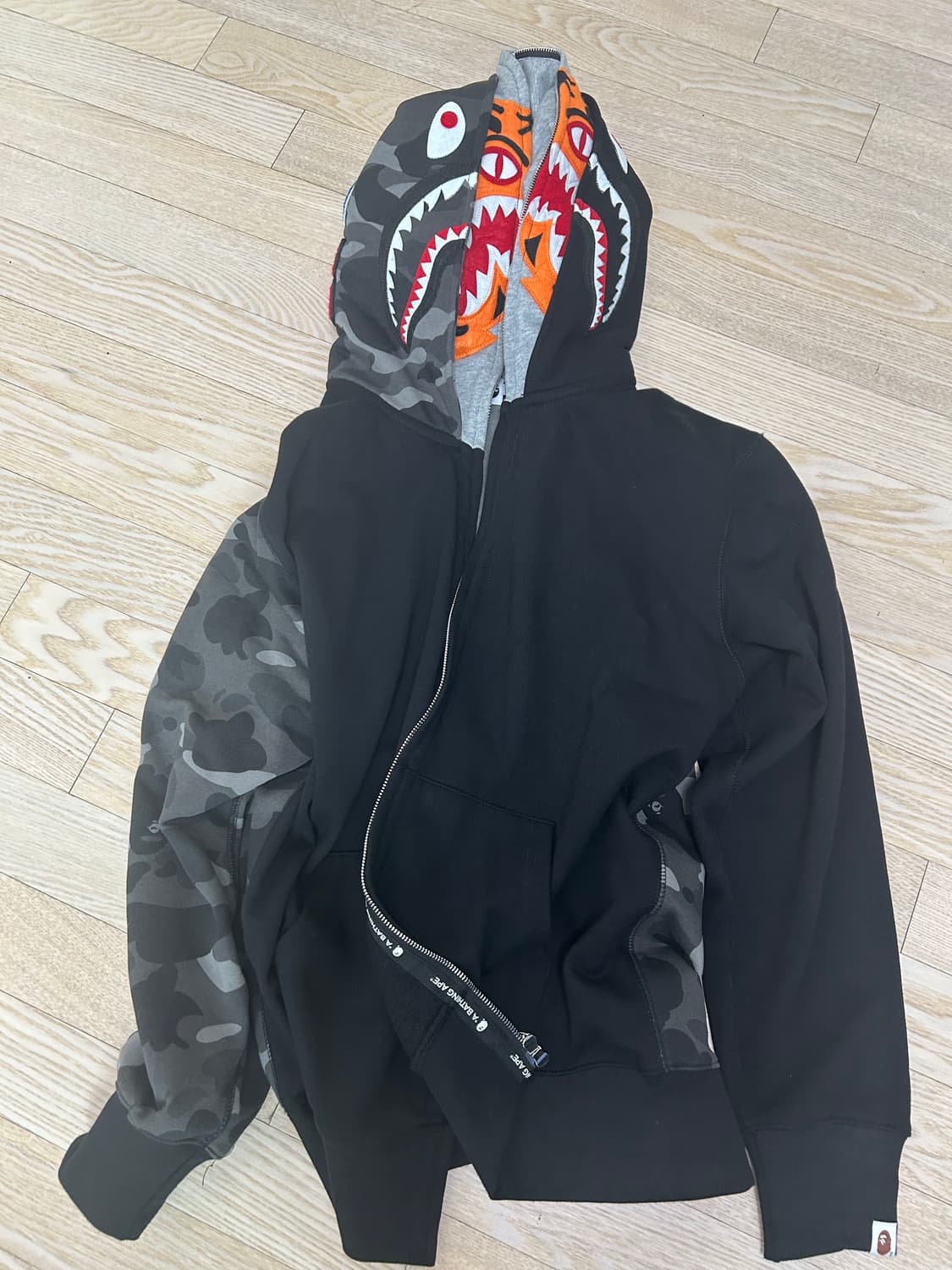 베이프 샤크 후드집업 상품이미지1