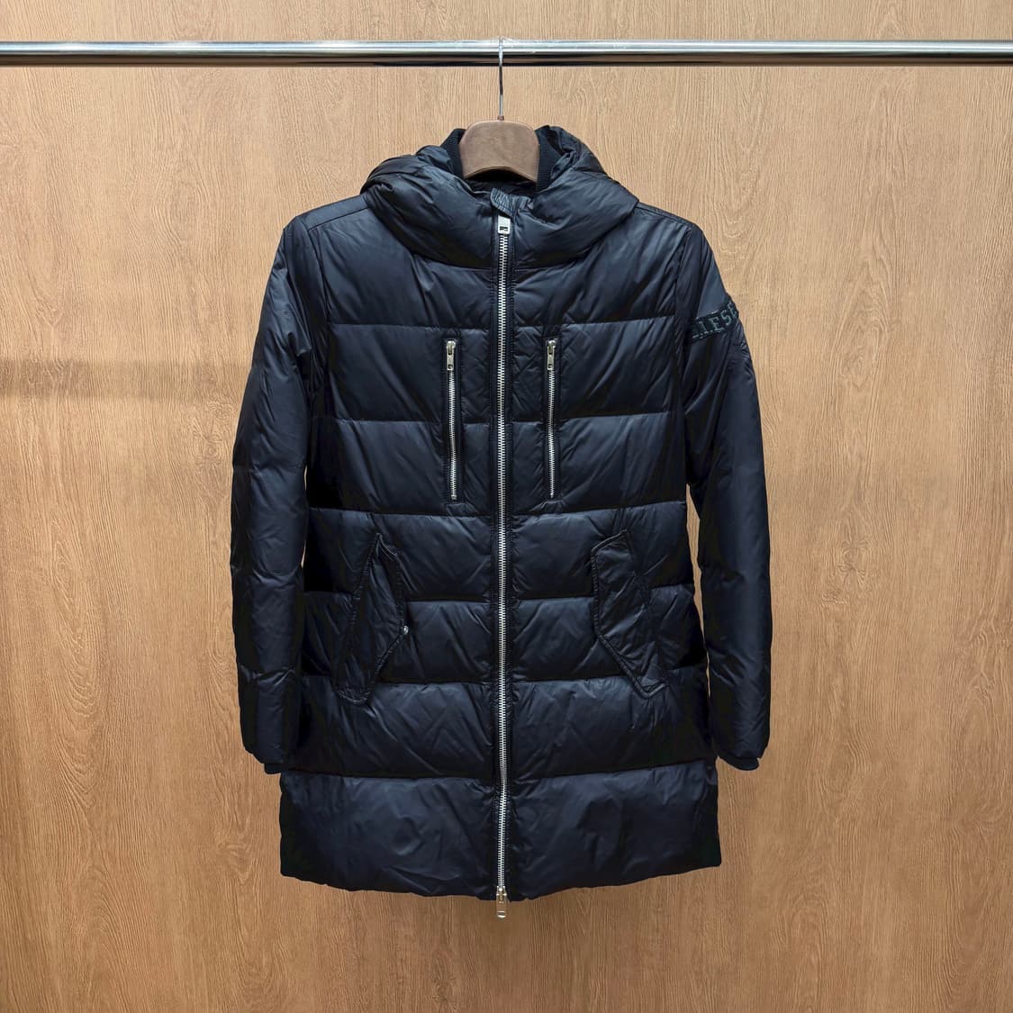 디젤 롱 후드 패딩 지퍼 멀티 포켓 로고 패치 디테일 레귤러핏 블랙 상품이미지2