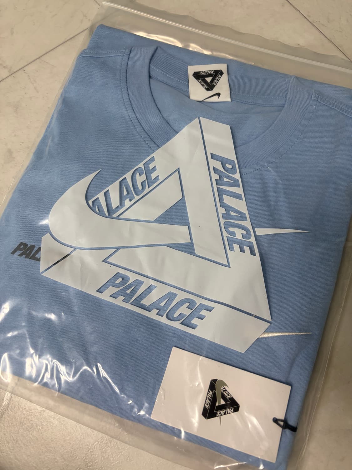 L 팔라스 x 나이키 폰트 스우시 티셔츠 스카이 블루 - 26SS 상품이미지3