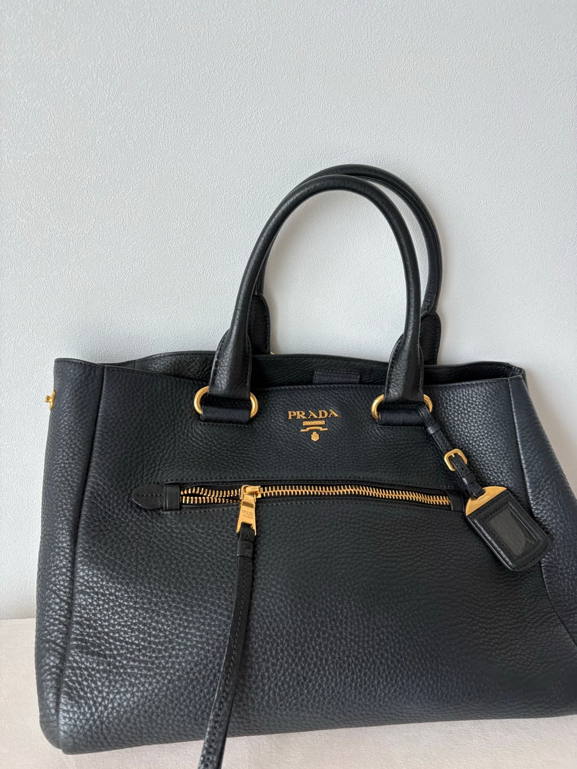프라다 블랙 가죽 토트백 상품이미지2