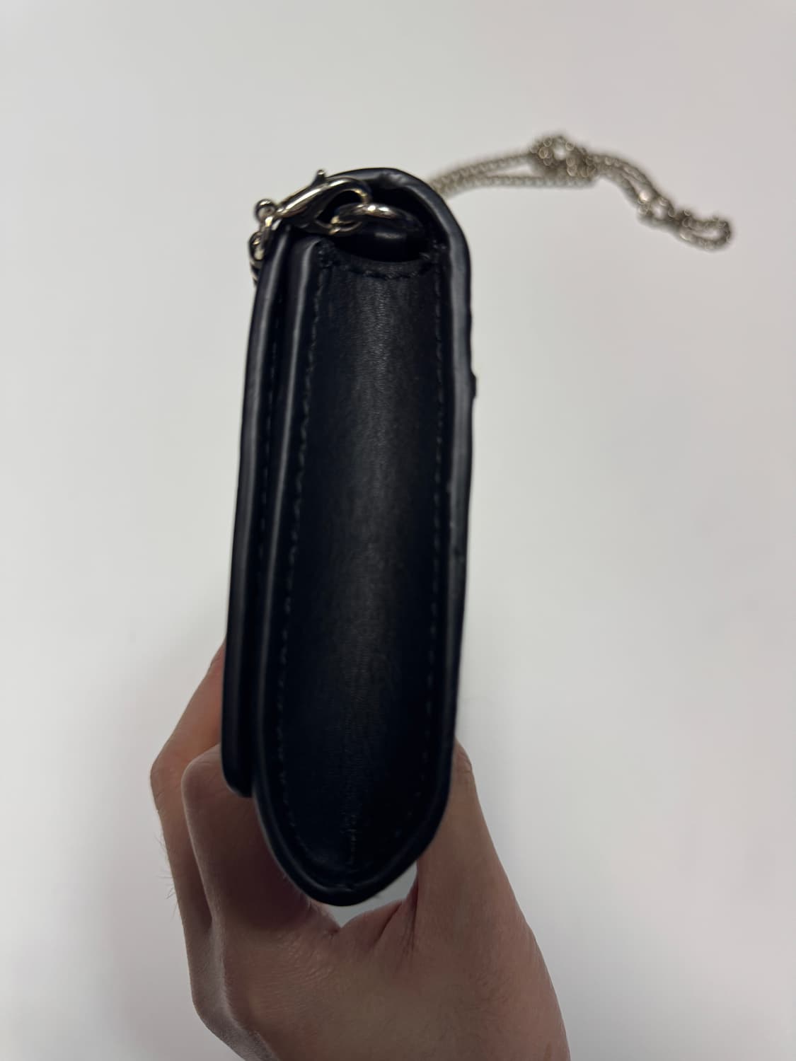 여성 게스 Guess 보석 장식 체인 숄더백 블랙 상품이미지3